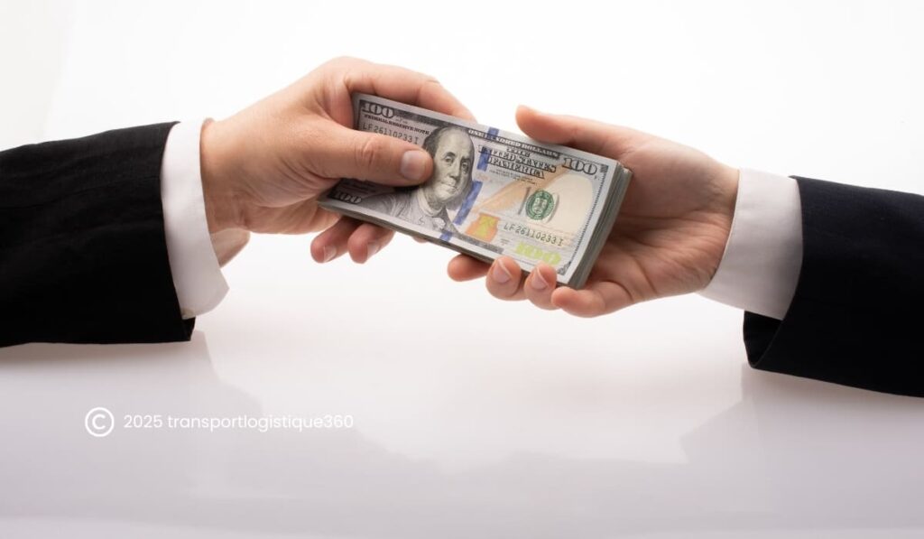"Paiement en espèces illustrant les pénalités financières et amendes liées aux erreurs sur les connaissements maritimes"